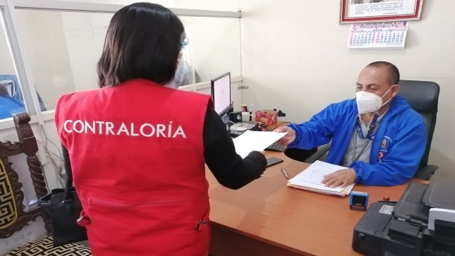 Imagen JPG de colaborador de la Contraloría supervisando en las instalaciones de una entidad pública. 