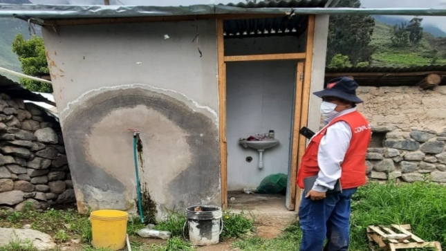 Imagen JPG de colaborador de la Contraloría supervisando obra de saneamiento en Arequipa.