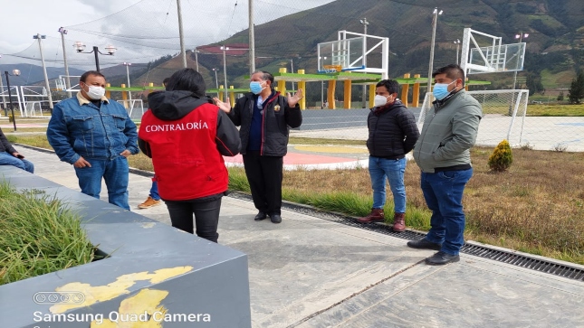 Imagen JPG de colaboradores de la Contraloría supervisando obra deportiva de Universidad Autónoma de Tayacaja en Huancavelica.