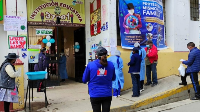 Foto de personas ingresando a local de vacunación.