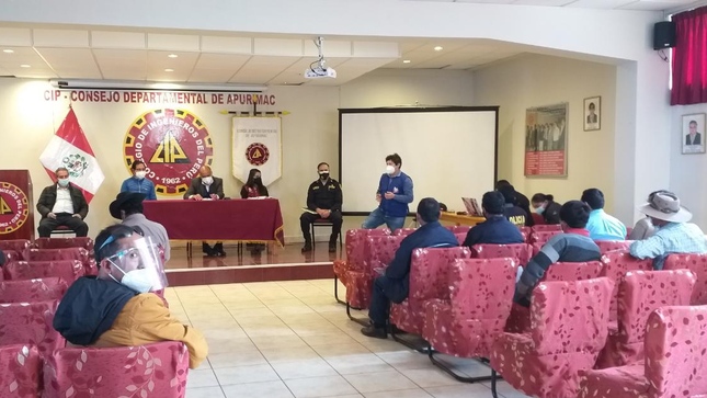 Foto de reunión presencial de autoridades