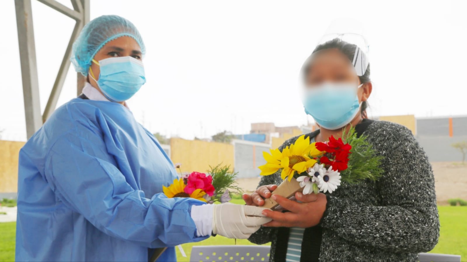 Hospital Emergencia Villa El Salvador regala flores a pacientes que vencieron la COVID-19