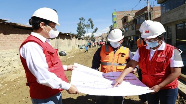 Imagen JPG de supervisores de la Contraloría revisando plano de obra en Huánuco.