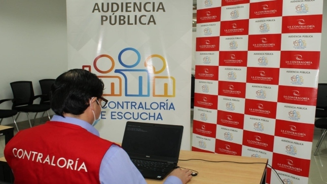 Colaborador de la Contraloría sentado en su escritorio y participando de la Audiencia Pública virtual Tocache, San Martín.