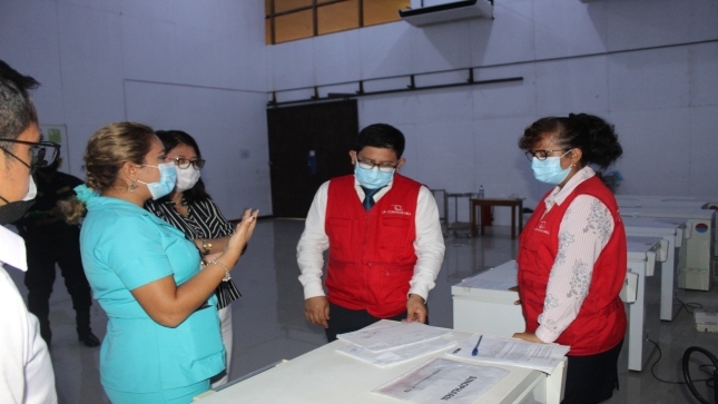 Imagen JPG de colaboradores de la Contraloría supervisando vacunas contra covid-19 en Ucayali.