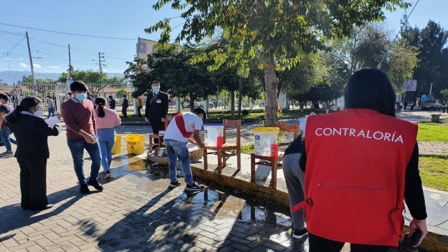 Imagen JPG de colaborador de la Contraloría supervisando cumplimiento de protocolo de bioseguridad en examen de admisión en Cajamarca.