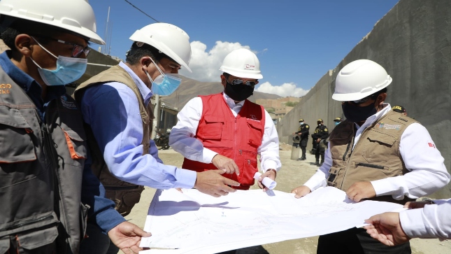 Imagen JPG de colaboradores de la Contraloría y de otras instituciones revisando un plano de obra.