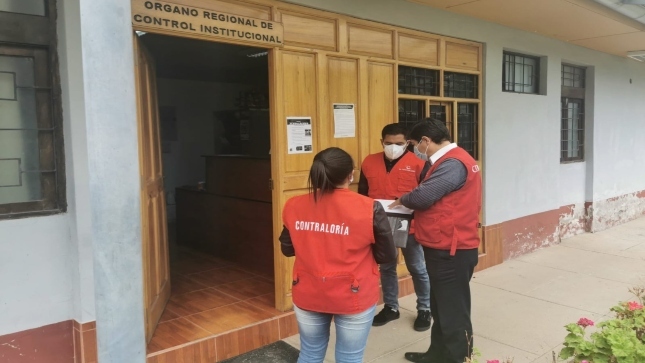 Archivo JPG de tres supervisores de la Contraloría en la puerta de la oficina del Órgano Regional de Control Institucional.