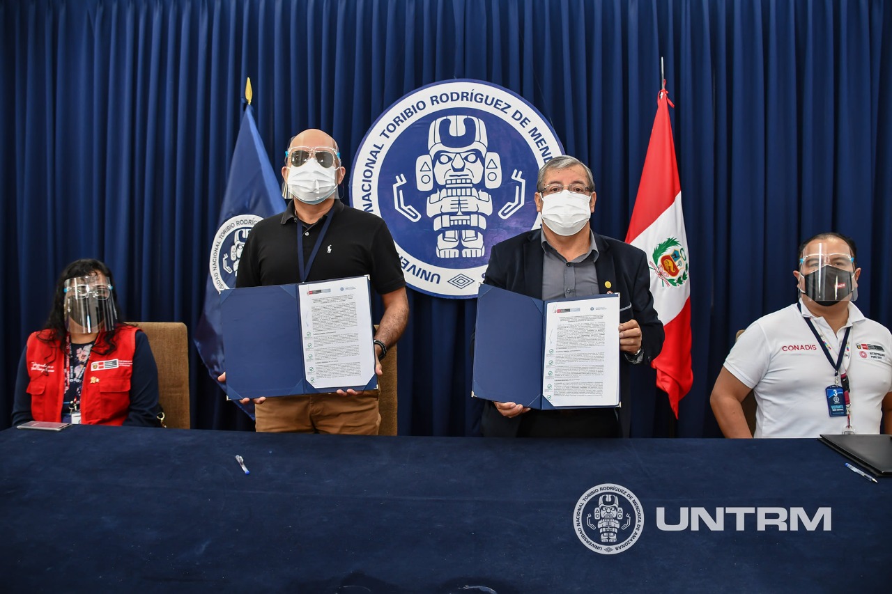 autoridades mostrando el convenio firmado