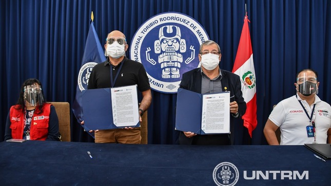 autoridades mostrando el convenio firmado