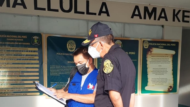 Foto de comisionada de la Defensoría del Pueblo junto a un integrante de la PNP