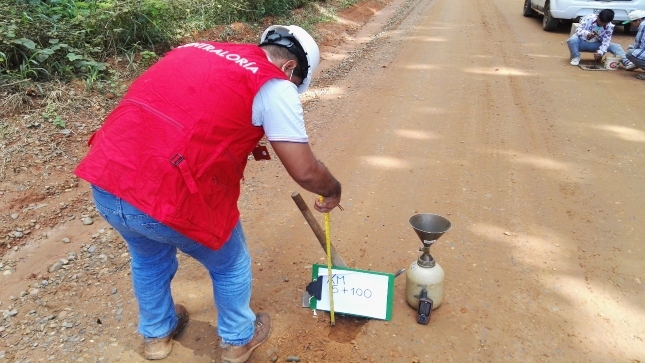 Imagen de colaborador de la Contraloría supervisando camino vecinal en Madre de Dios.