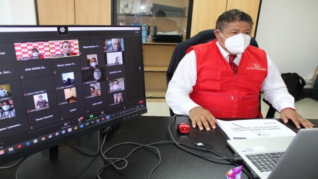 Imagen JPG de colaborador de la Contraloría participando en la Audiencia Pública en Barranca desde su laptop.