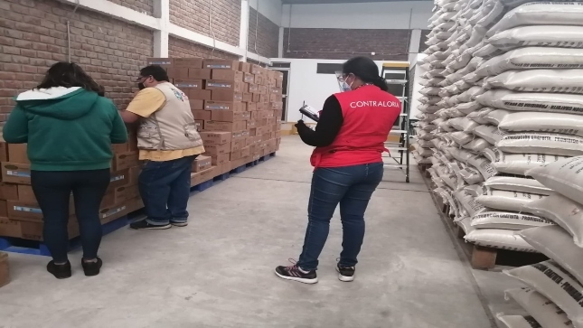 Imagen JPG de colaborador de la Contraloría supervisando almacén de alimentos.