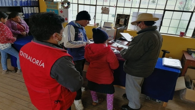 Imagen JPG de colaboradores de la Contraloría junto a otras personas en una institución educativa en Huancavelica.