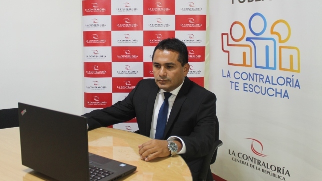 Imagen JPG de colaborador de la Contraloría sentado en su escritorio con su laptop participando de la Audiencia Pública virtual en Tumbes.