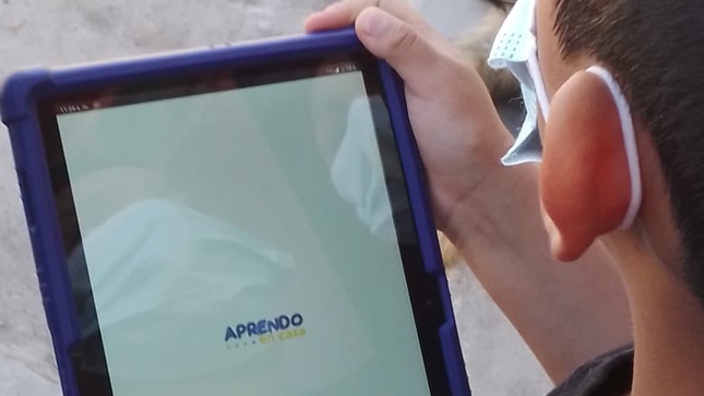 Foto de niño con una tableta 