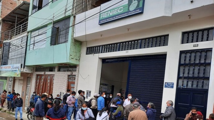 Foto de personas en exterior de la oficina de Reniec