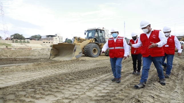 Imagen JPG de colaboradores de la Contraloría supervisando obra.