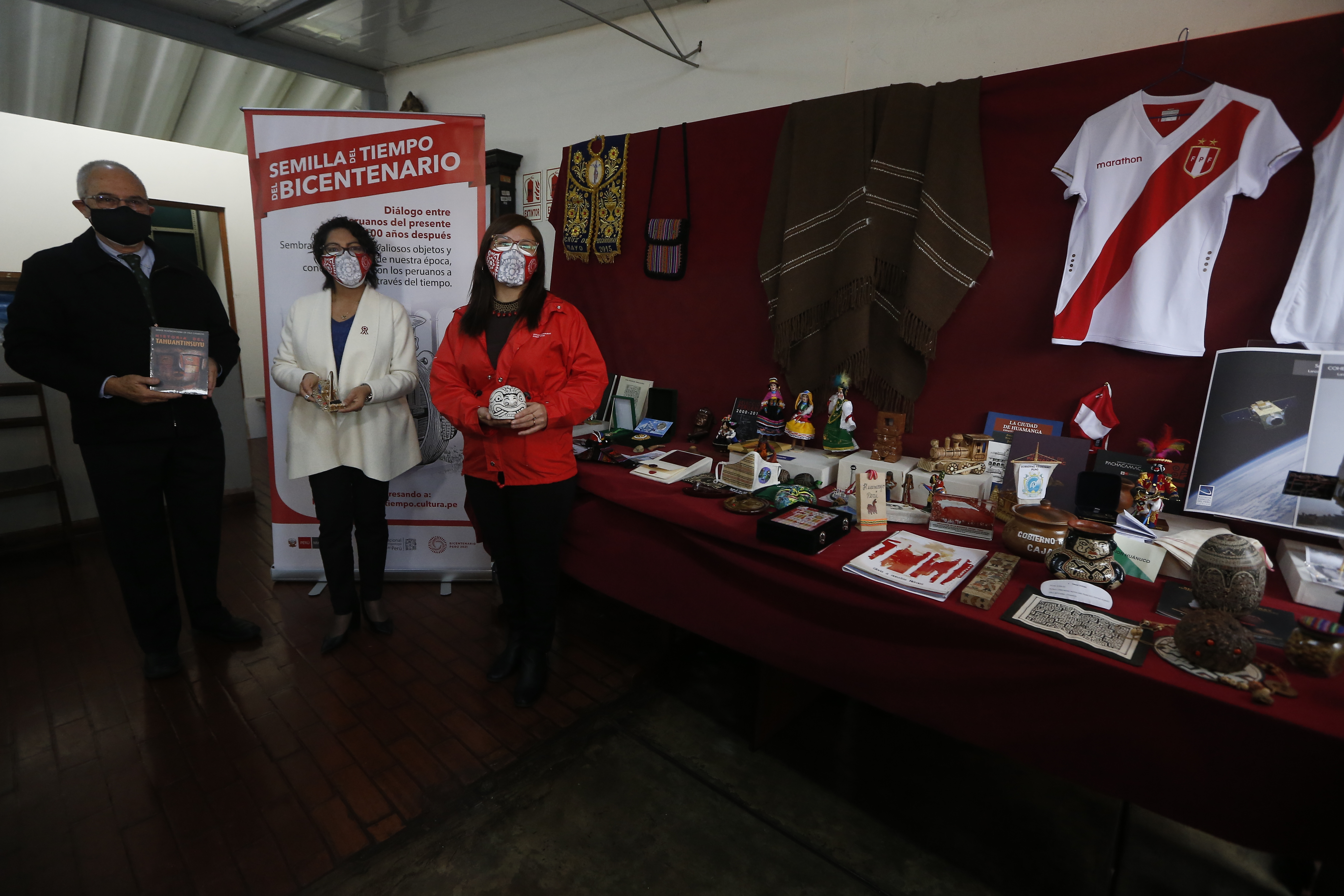 Ministerio de Cultura presenta más de 100 objetos de la época que se conservarán en la "Semilla del Tiempo del Bicentenario"