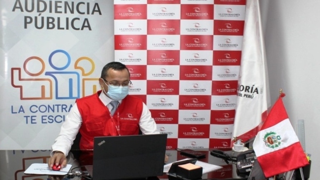 Imagen JPG de colaborador de la Contraloría sentado en su escritorio con su laptop participando de la Audiencia Pública virtual en Áncash.