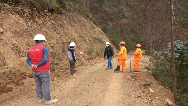 Imagen JPG de supervisor de la Contraloría junto a obreros en la Red Vial Vecinal, ubicada en el centro poblado de Uchucmarca, distrito de Santa Ana de Tusi, Pasco.