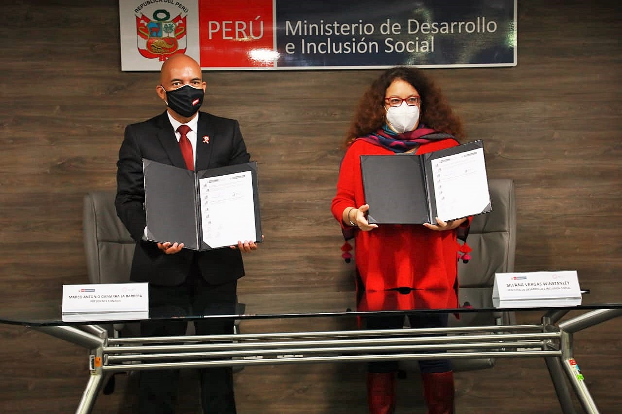 Presidente del Conadis, Marco Antonio Gamarra La Barrera junto a la Ministra de Desarrollo e Inclusión Social, Silvana Vargas Winstanley firmaron Convenio de Cooperación Interinstitucional con el cual empezarán una serie de trabajos que permitan devolverle a las PcD la confianza en sus autoridades.