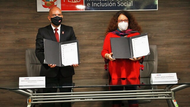 Presidente del Conadis, Marco Antonio Gamarra La Barrera junto a la Ministra de Desarrollo e Inclusión Social, Silvana Vargas Winstanley firmaron Convenio de Cooperación Interinstitucional con el cual empezarán una serie de trabajos que permitan devolverle a las PcD la confianza en sus autoridades.