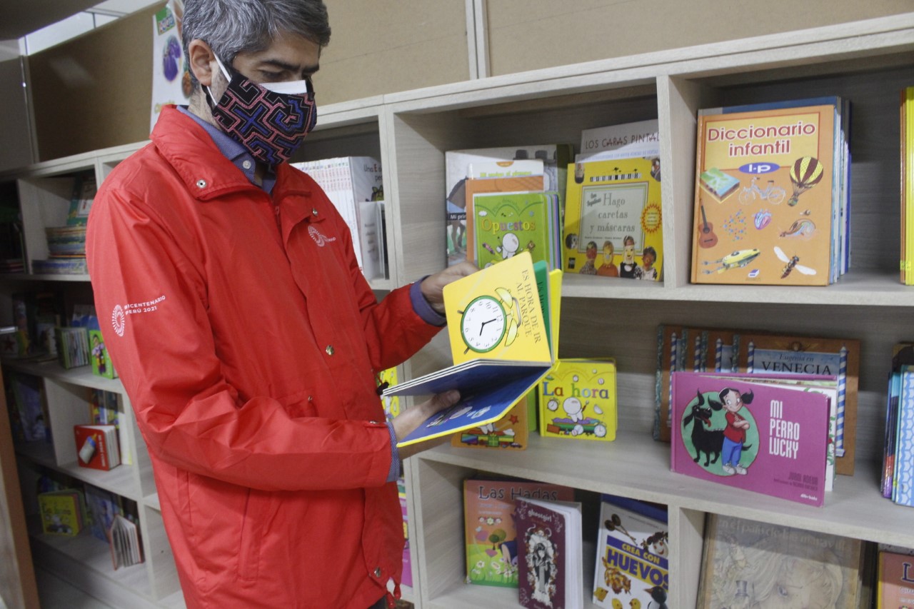 Ministerio de Cultura realiza primera entrega de libros y mobiliario a Biblioteca Municipal de Chaclacayo