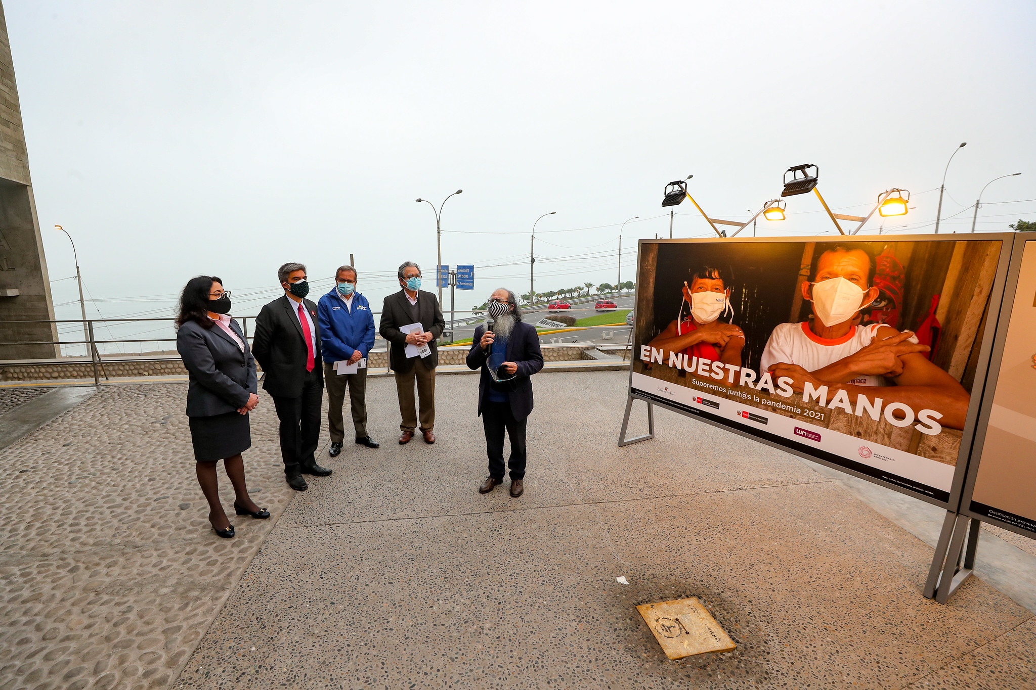 Primera ministra y ministro de Cultura realizan recorrido por exposición en homenaje a las víctimas de la pandemia en el LUM