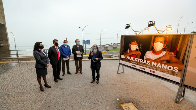 Primera ministra y ministro de Cultura realizan recorrido por exposición en homenaje a las víctimas de la pandemia en el LUM