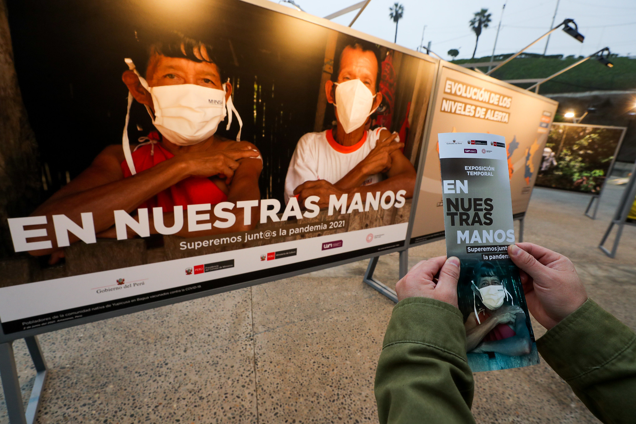 Primera ministra y ministro de Cultura realizan recorrido por exposición en homenaje a las víctimas de la pandemia en el LUM