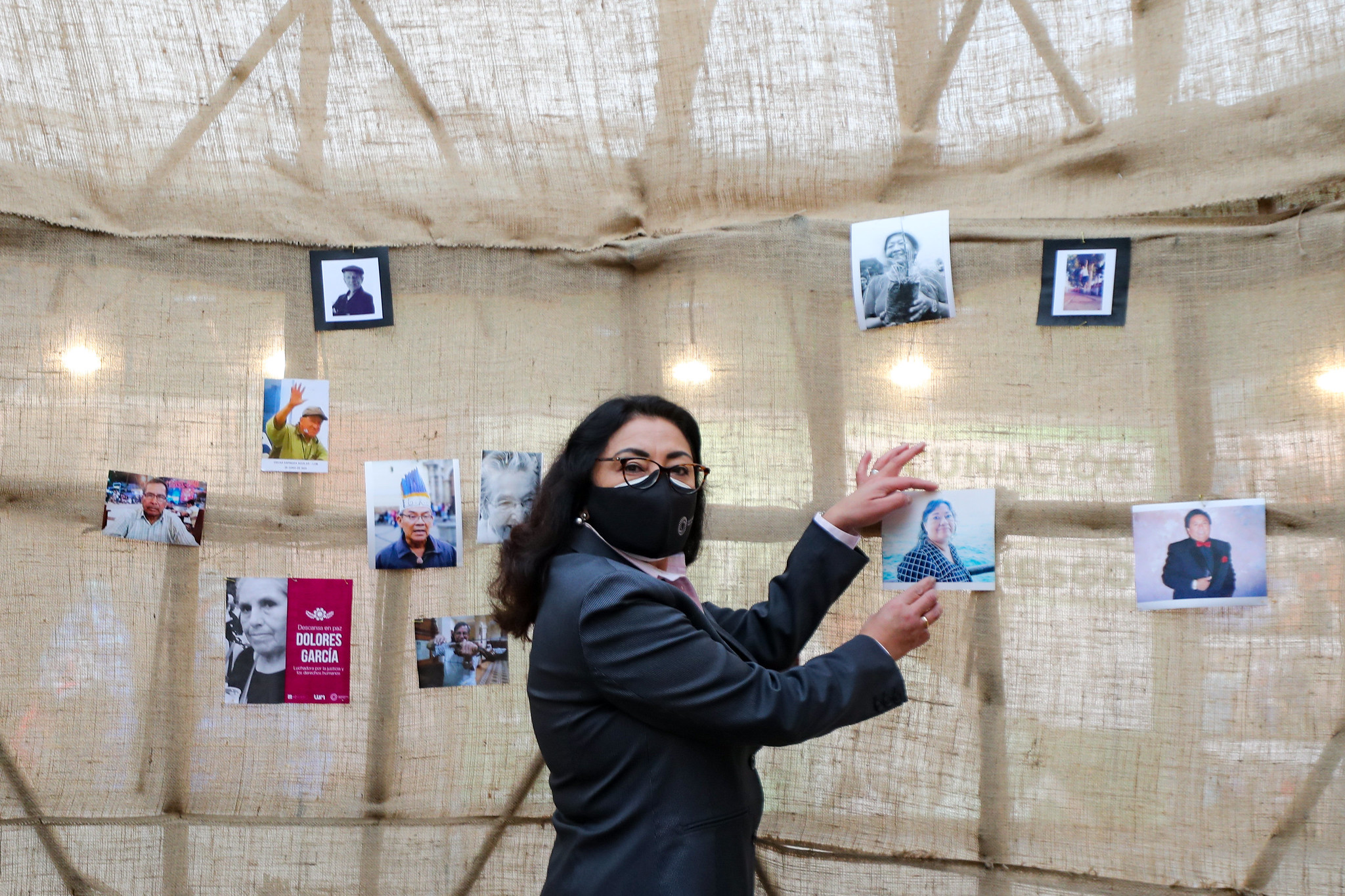 Primera ministra y ministro de Cultura realizan recorrido por exposición en homenaje a las víctimas de la pandemia en el LUM