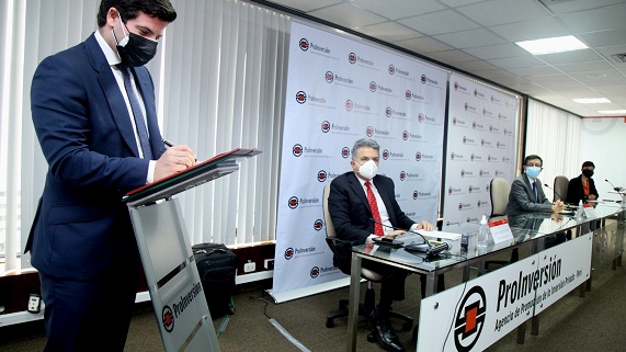 Representantes de la empresa concesionaria, de PROINVERSIÓN y del Ministerio de Energía y Minas en acto público de la suscripción del contrato.