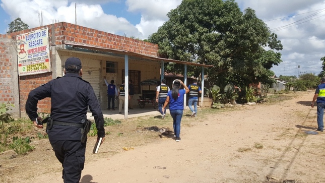 Foto de autoridades acercándose a local de centro de rehabilitación para ser intervenido