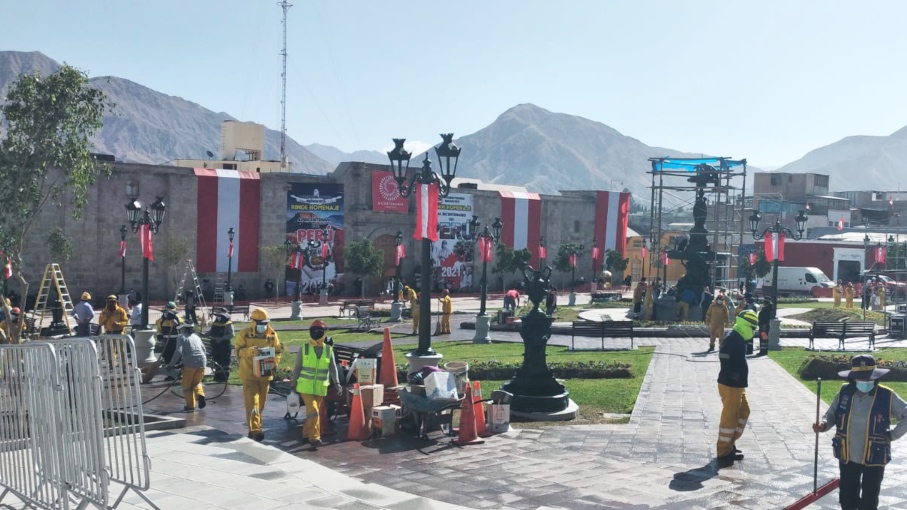 Foto de trabajadores que remodelar la plaza de Moquegua