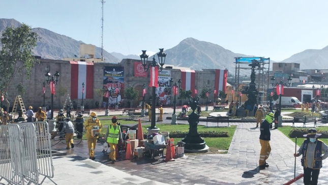 Foto de trabajadores que remodelar la plaza de Moquegua
