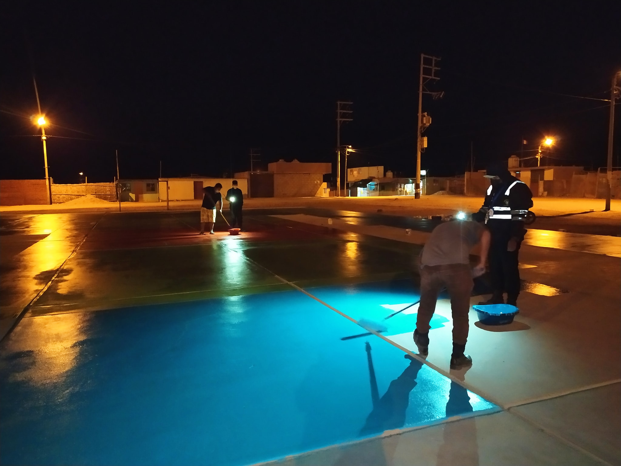 Serenos de Chala pintando losa