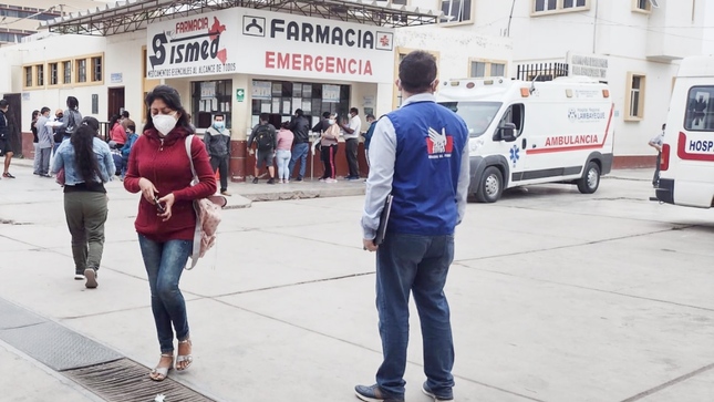 Foto de comisionado de la Defensoría del Pueblo frente a una farmacia