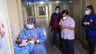 Foto de comisionada de la Defensoría del Pueblo en área UCIN