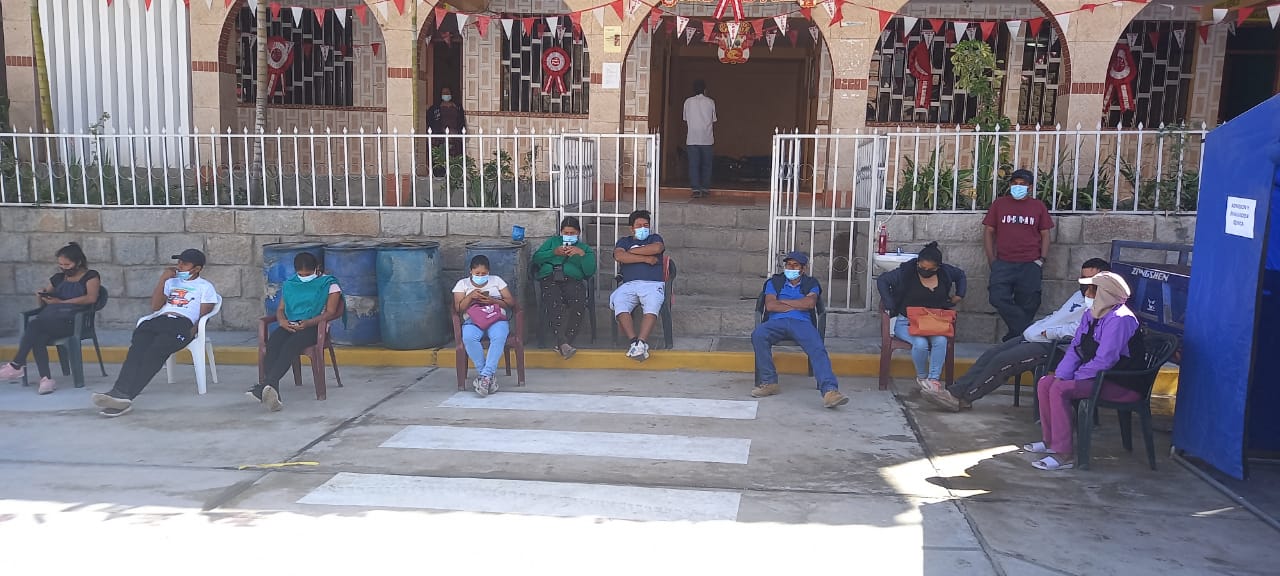 Vacunación realizada en las carpas ubicadas en el entorno de la Plaza de Armas de Aco.
