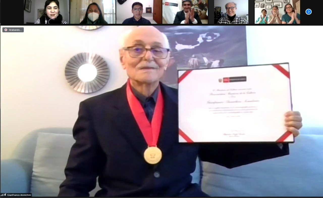 Gianfranco Annichini Somalvico recibe el diploma y la medalla que lo distinguen como “Personalidad Meritoria de la Cultura”