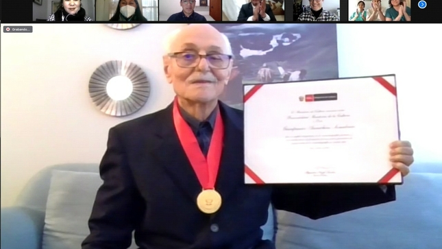 Gianfranco Annichini Somalvico recibe el diploma y la medalla que lo distinguen como “Personalidad Meritoria de la Cultura”