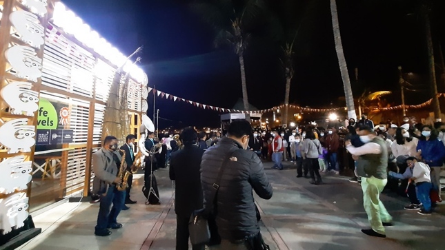 Foto de personas aglomeradas frente a un escenario