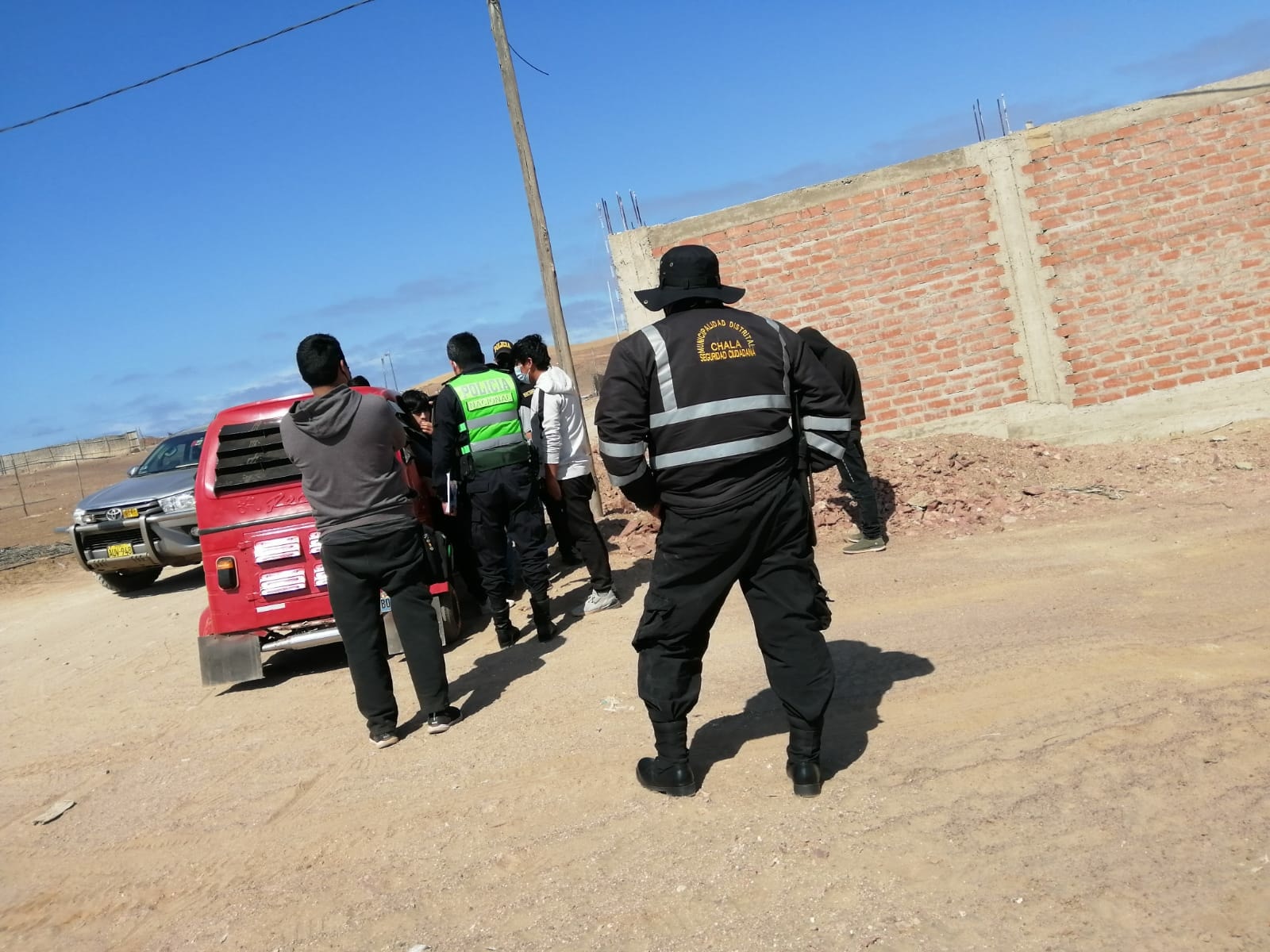 Personas de Chala tomando licor en Miguel Grau