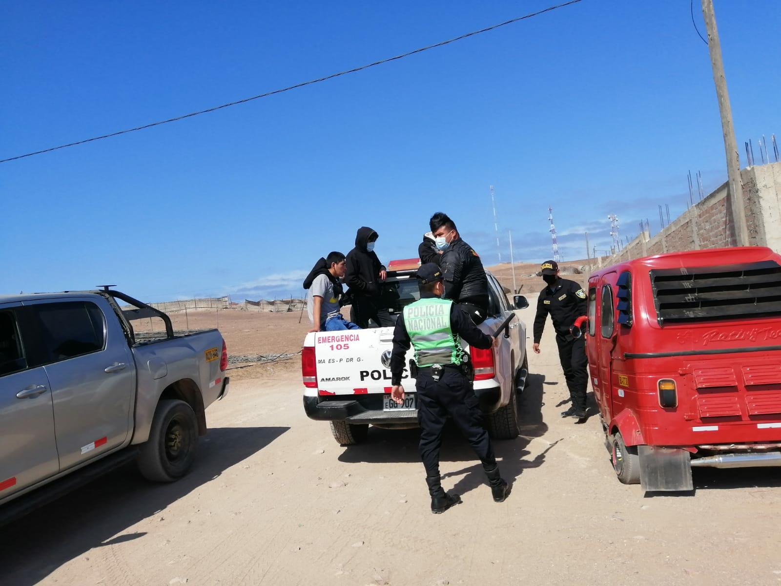 unidad vehicular policial y serenos trabajando