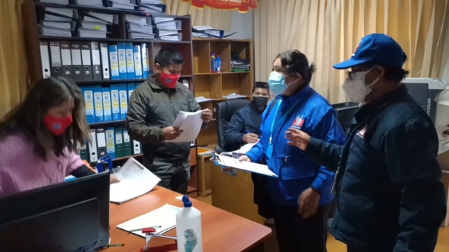 Foto de comisionados defensoriales en oficina del CAR Puno
