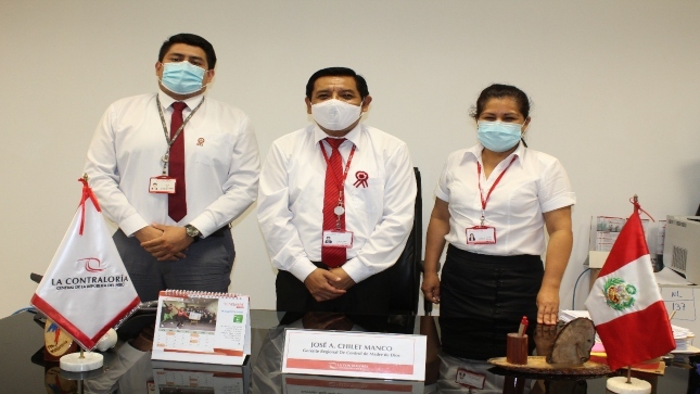 Imagen JPG de tres colaboradores de la Contraloría en las instalaciones de una oficina.