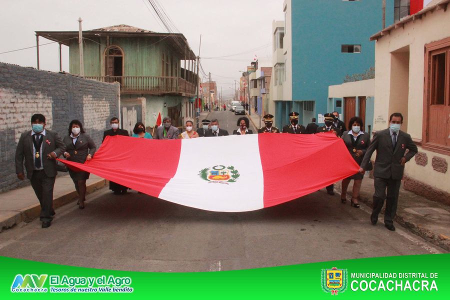 caminata con la bandera nacional del perú, en la calle principal de cocachacra. y ceremonia protocolar por el bicentenario.