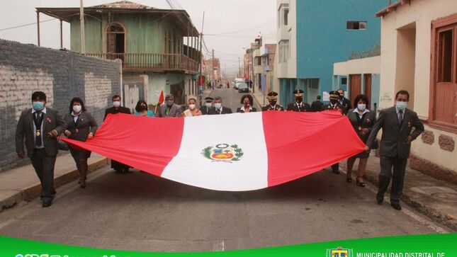 caminata con la bandera nacional del perú, en la calle principal de cocachacra. y ceremonia protocolar por el bicentenario.